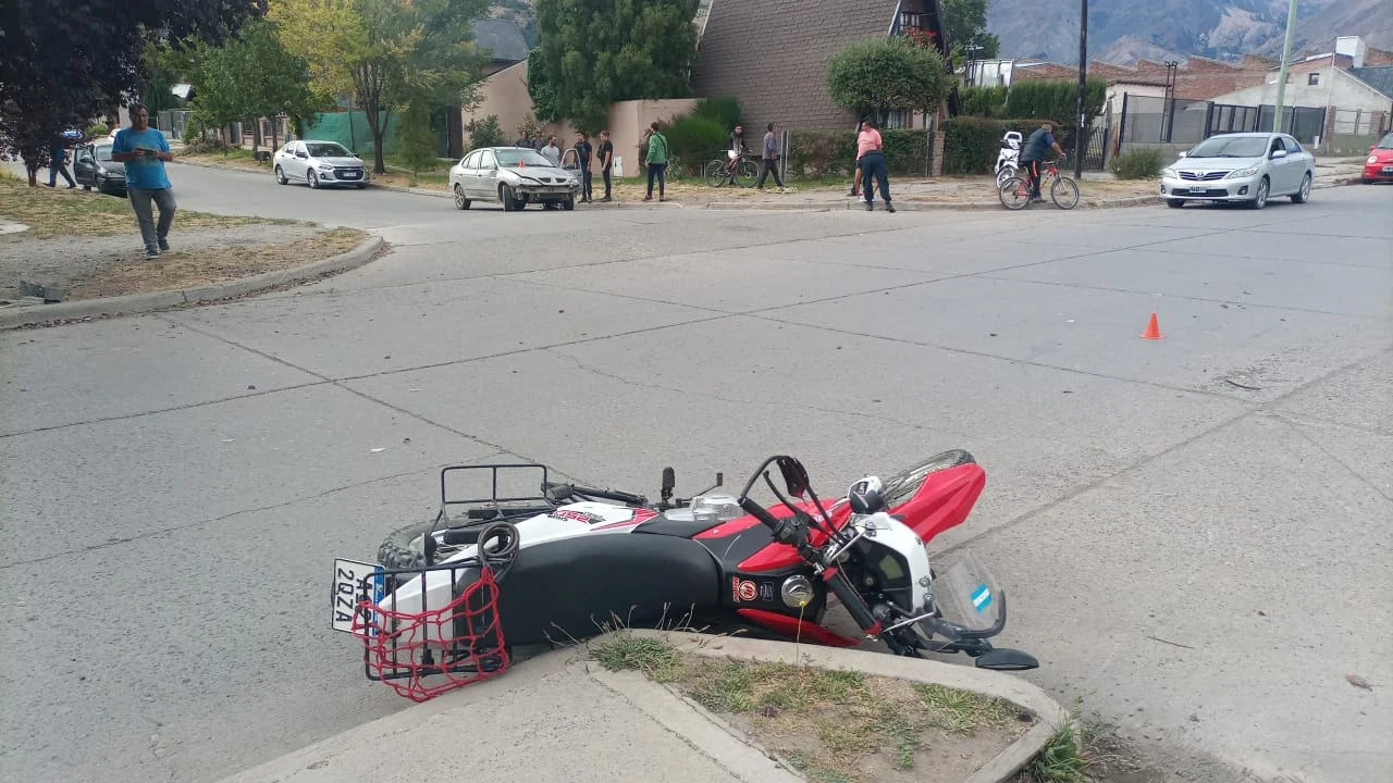 Auto chocó con una moto en la que iba un hombre con dos niños