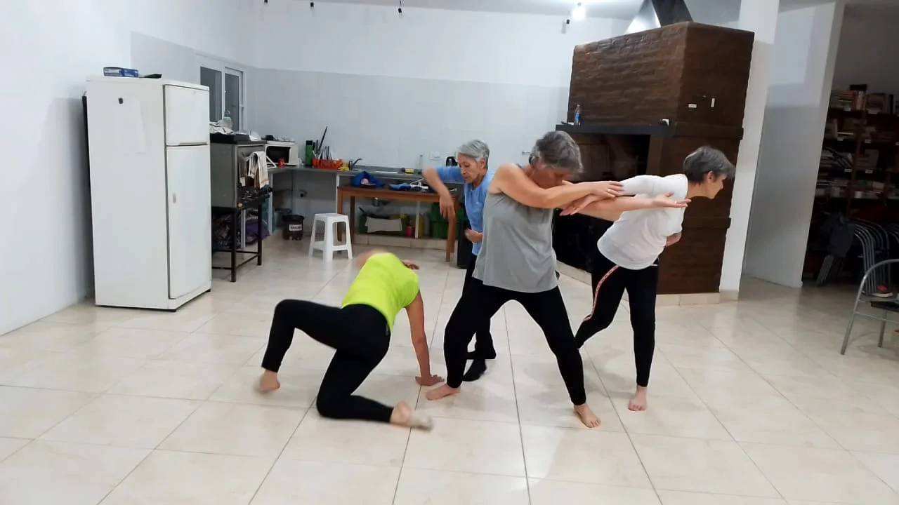 Invitan a mujeres mayores de 50 años a una clase de danzas en Esquel