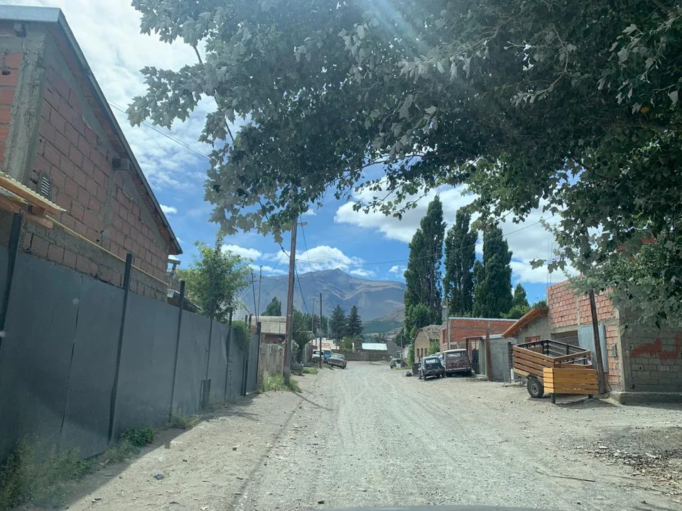 Se atrasó en pagar el alquiler, los propietarios fueron a desalojarla y terminaron demorados