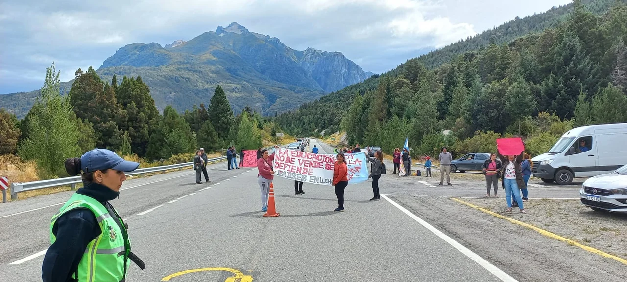 El Maitén: Familias de la Escuela 22 cortaron de forma intermitente la Ruta 40