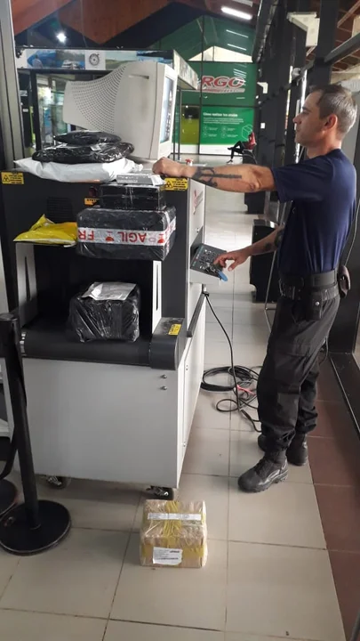 Sorpresa: revisaron una encomienda en la terminal y encontraron un arma