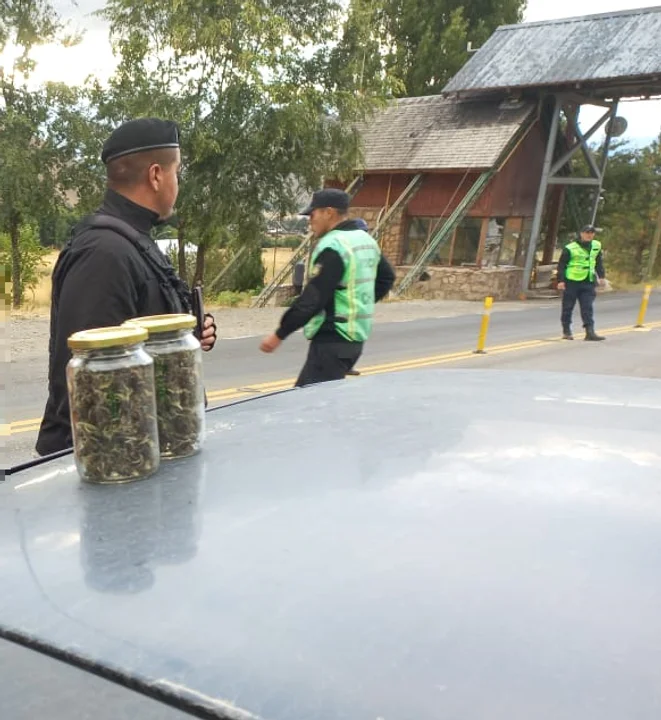 Controles y secuestros en la portada de acceso a Esquel