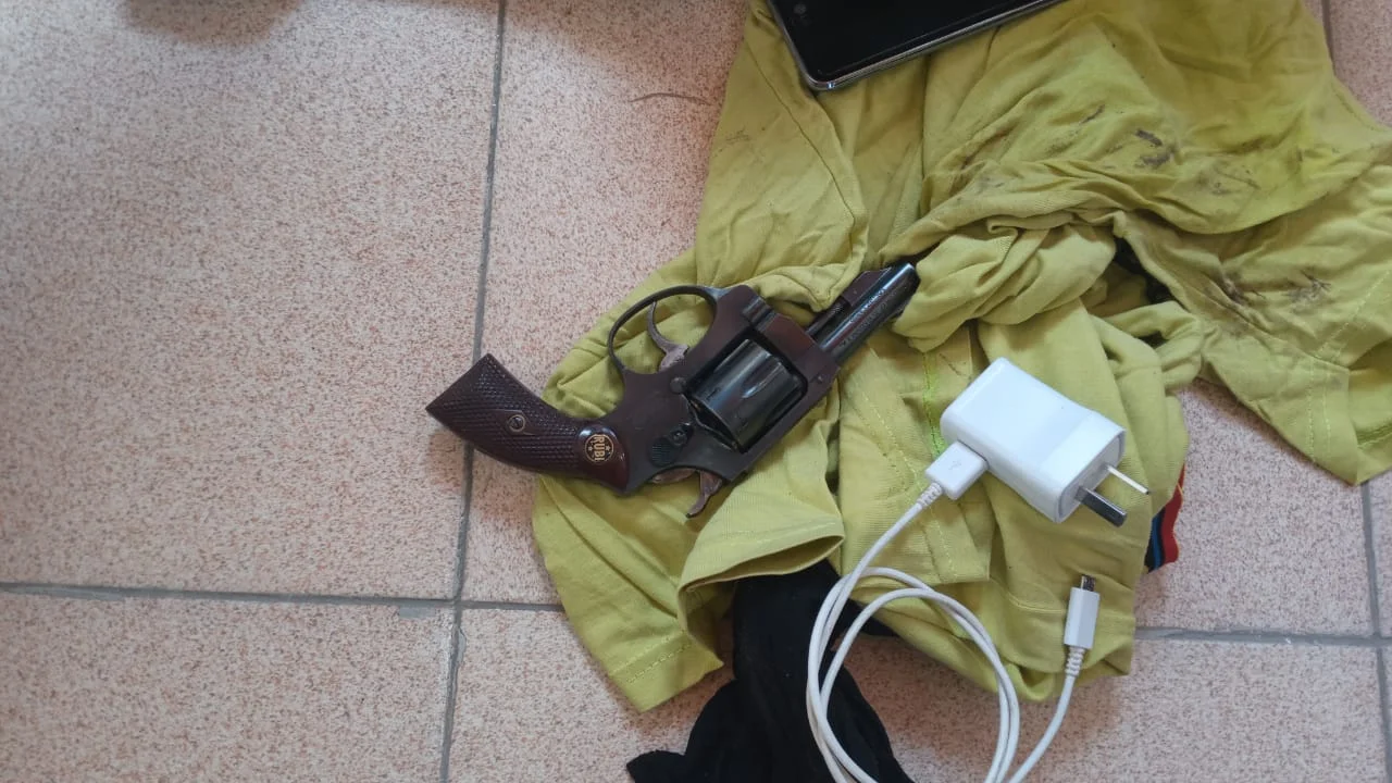 Pasajero viajaba con un arma de fuego en la mochila