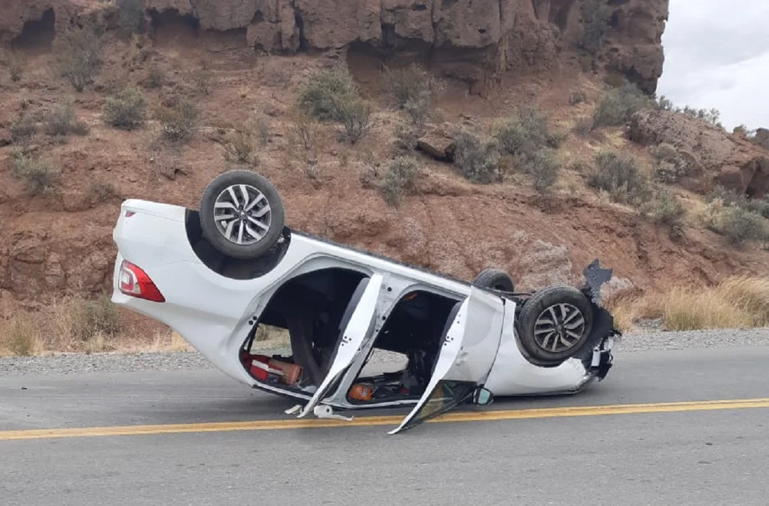 Perdió el control y volcó sobre la Ruta 25