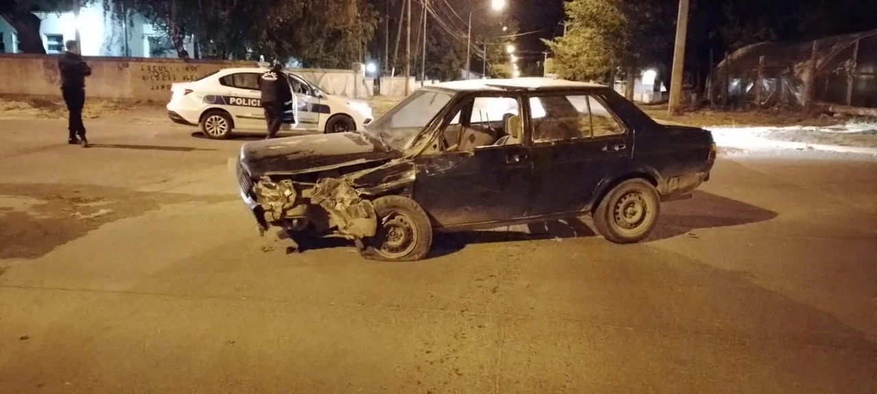 Evadió el control y chocó contra un auto estacionado