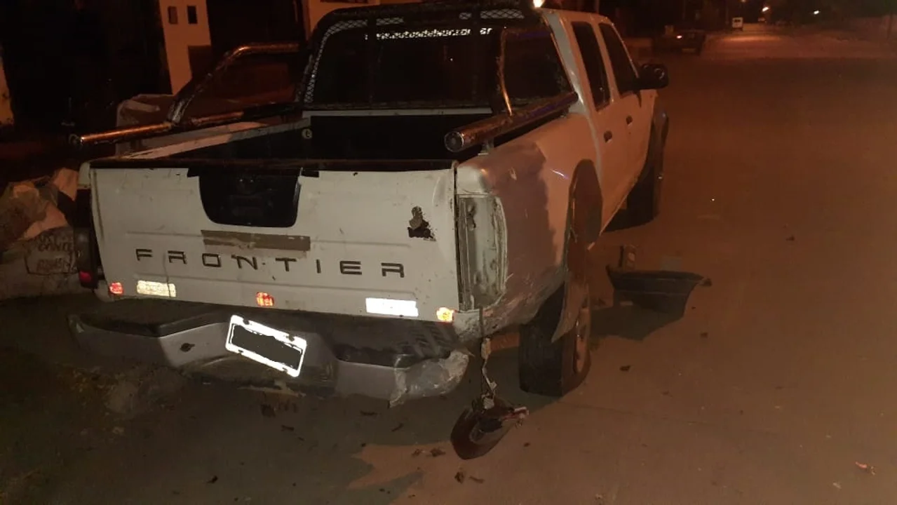 Evadió el control y chocó contra un auto estacionado