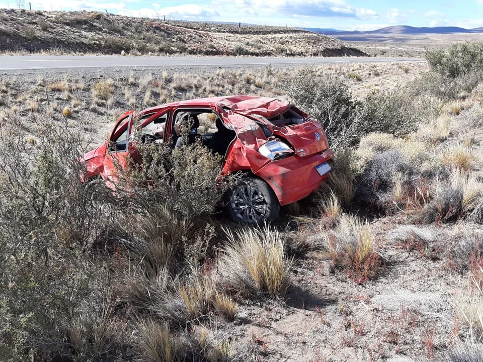Viajaba de Esquel a Comodoro Rivadavia, perdió el control y volcó