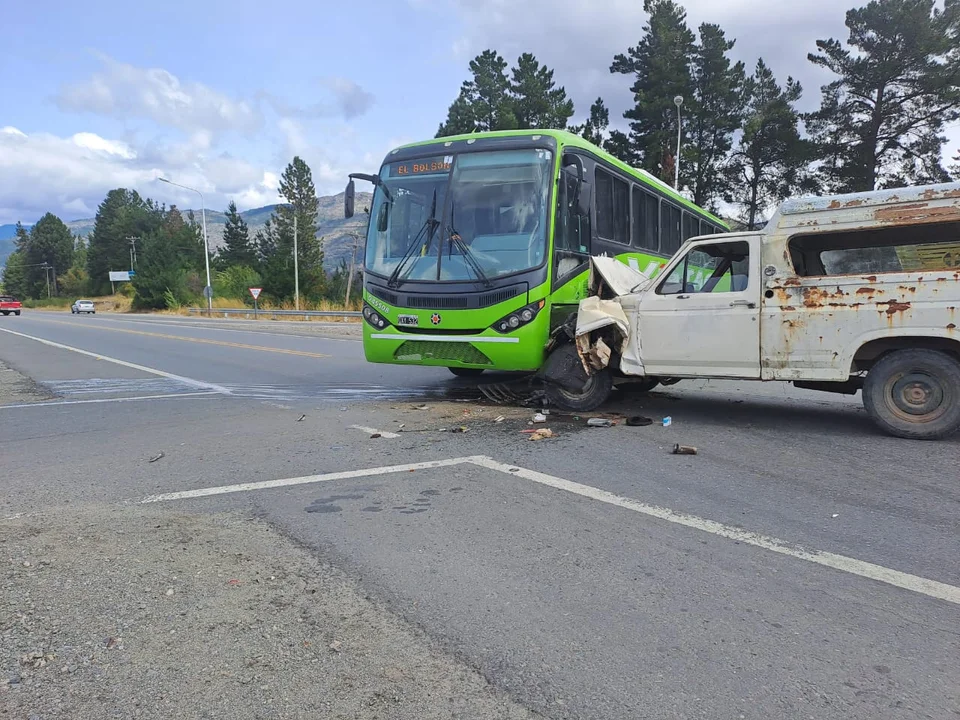Fuerte choque entre una camioneta y un colectivo de pasajeros