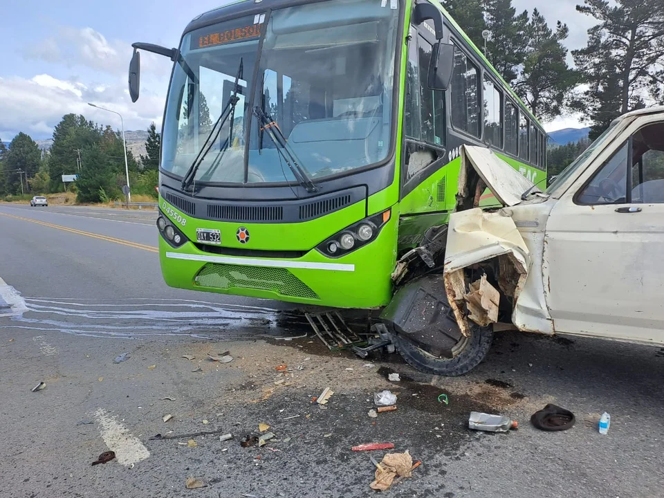 Fuerte choque entre una camioneta y un colectivo de pasajeros