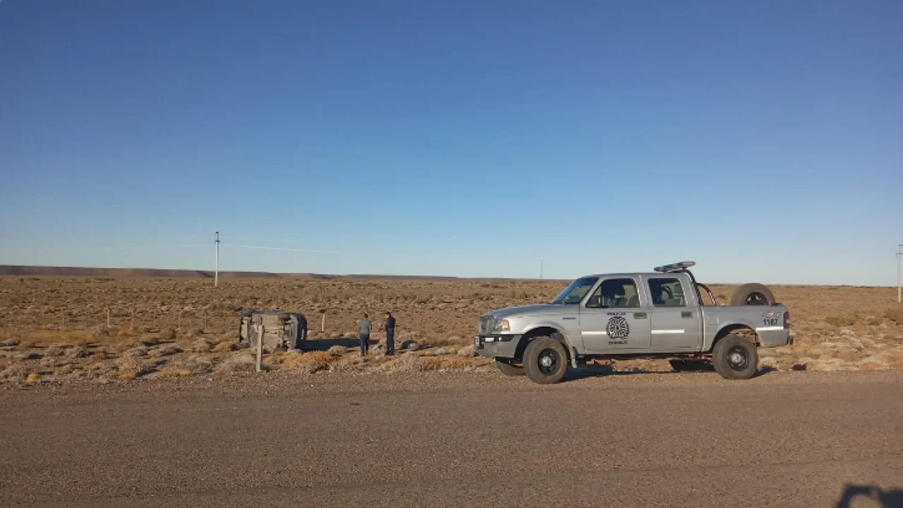 Una mujer lesionada en un vuelco en el acceso a una localidad chubutense