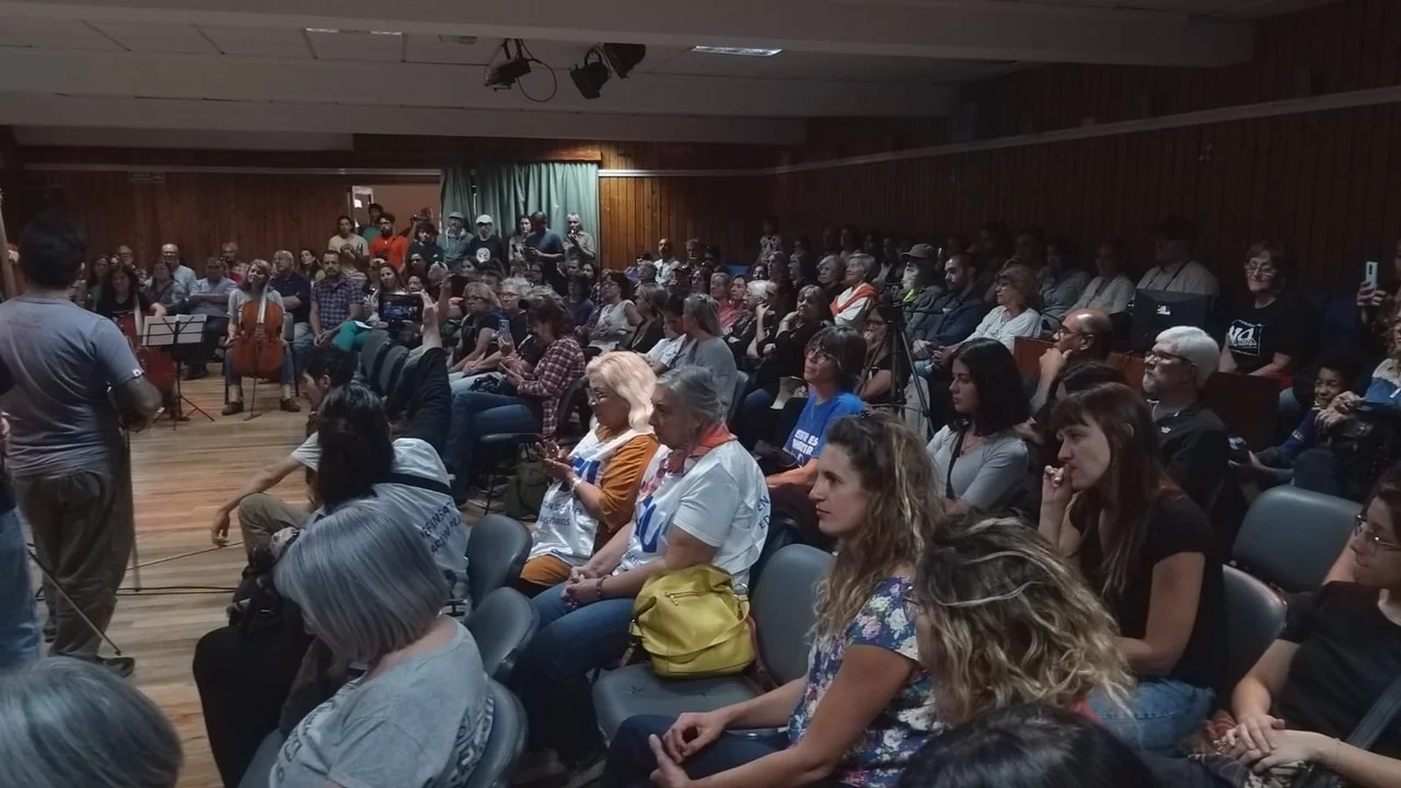 Con la presencia de Nora Cortiñas quedó inaugurada la muestra "20 años de pie"