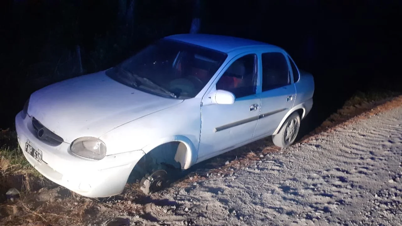 Le robaron el auto mientras trabajaba en El Bolsón y lo encontraron en El Hoyo