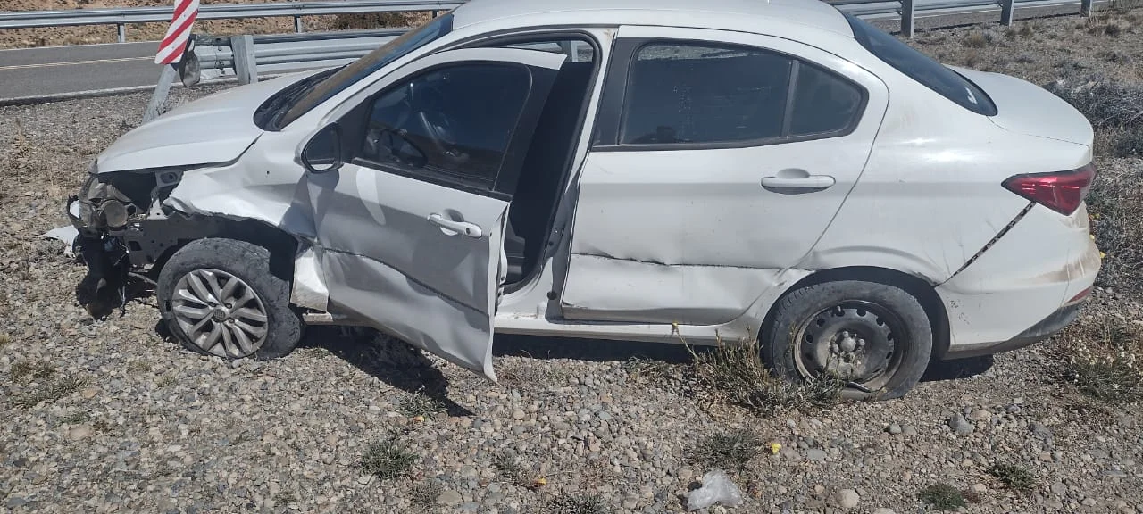 Un auto despistó y volcó en la ruta 40 cerca de Gobernador Costa