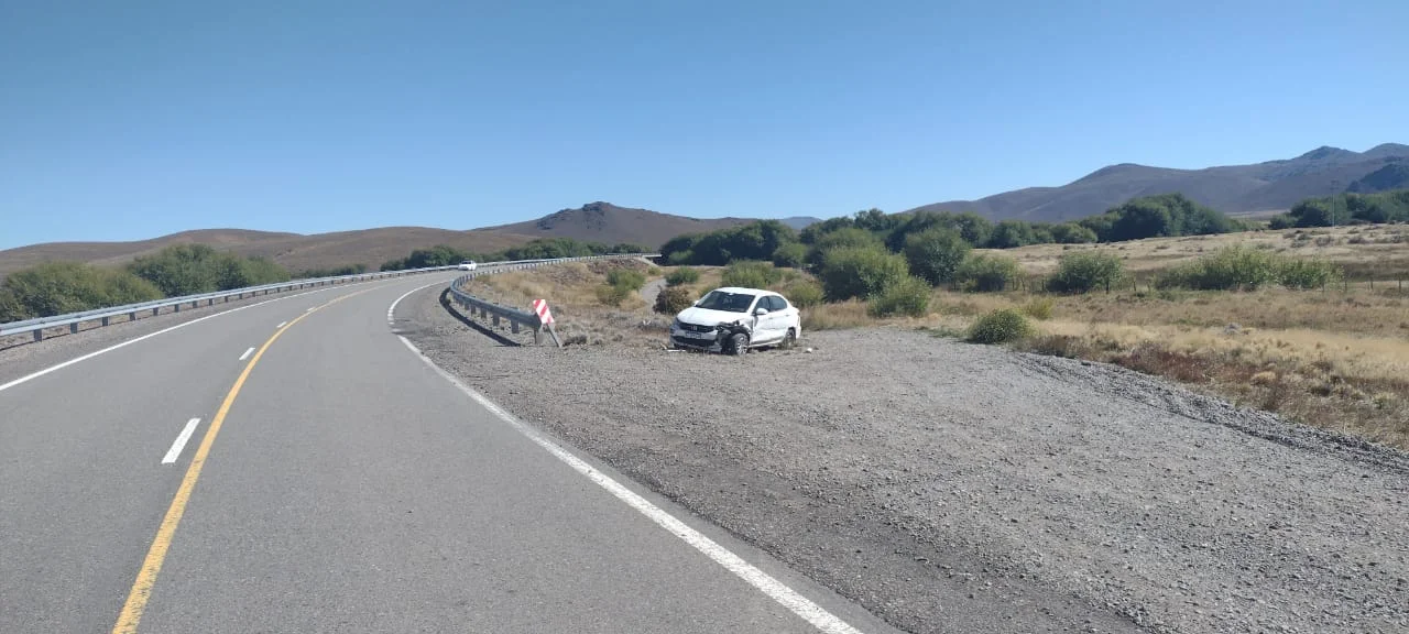 Un auto despistó y volcó en la ruta 40 cerca de Gobernador Costa