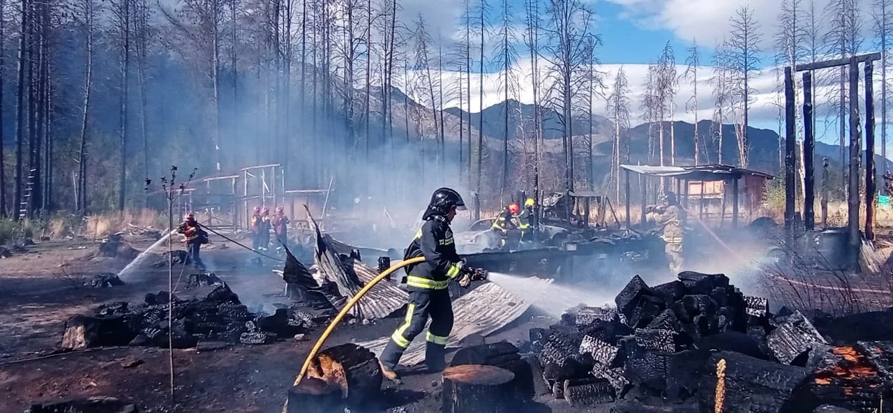 Pelea entre vecinos terminó con el incendio de tres viviendas, un galpón y un automóvil