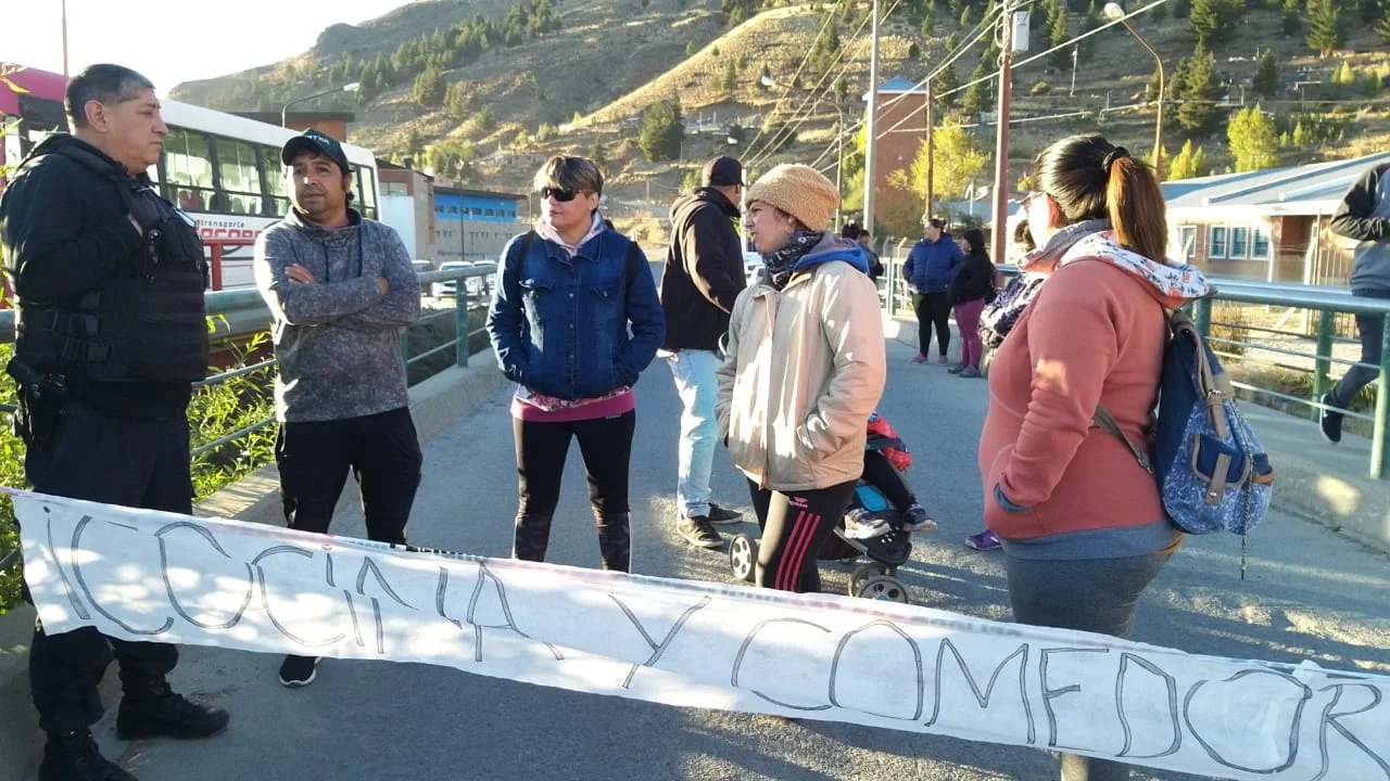 Manifestación y corte en el puente del Barrio Badén por un reclamo de padres de la Escuela 210