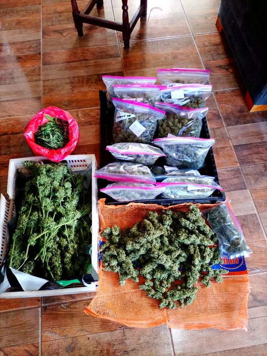 Secuestraron más de 6 kilos de marihuana y una importante suma de dinero en la Comarca