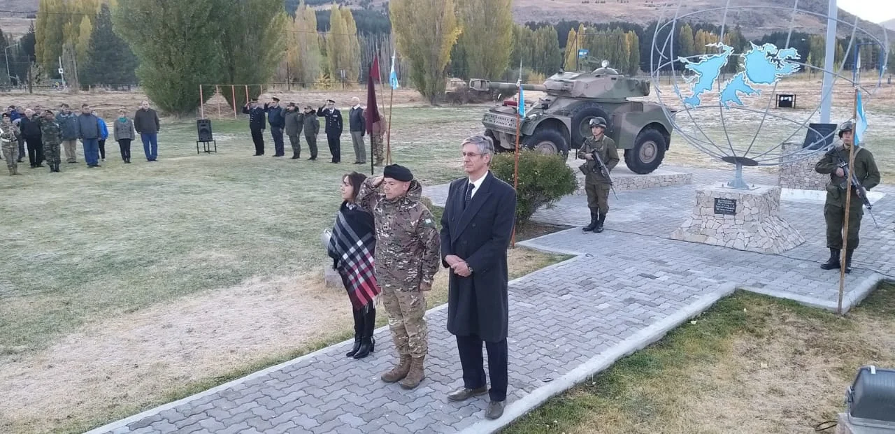 Con el reclamo de soberanía, el Regimiento de Esquel formó en homenaje a los Héroes de Malvinas 