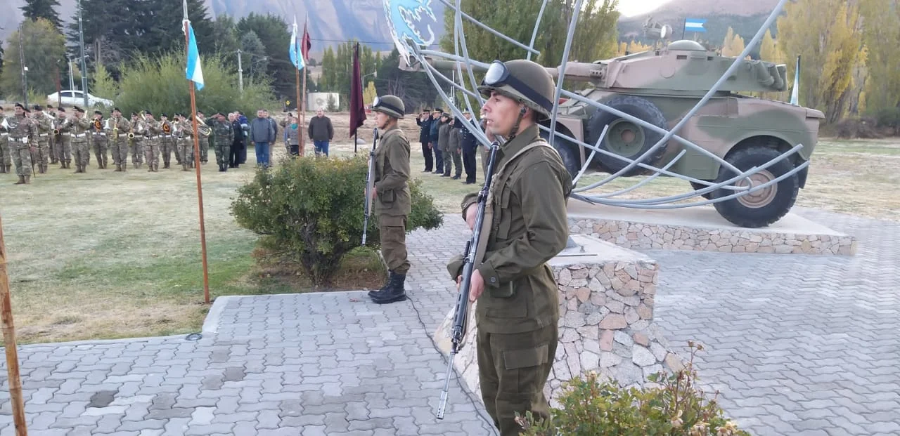 Con el reclamo de soberanía, el Regimiento de Esquel formó en homenaje a los Héroes de Malvinas 