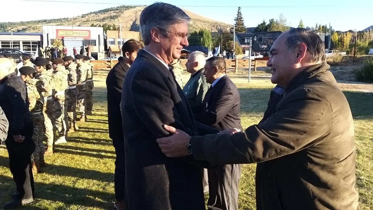 Con el reclamo de soberanía, el Regimiento de Esquel formó en homenaje a los Héroes de Malvinas 