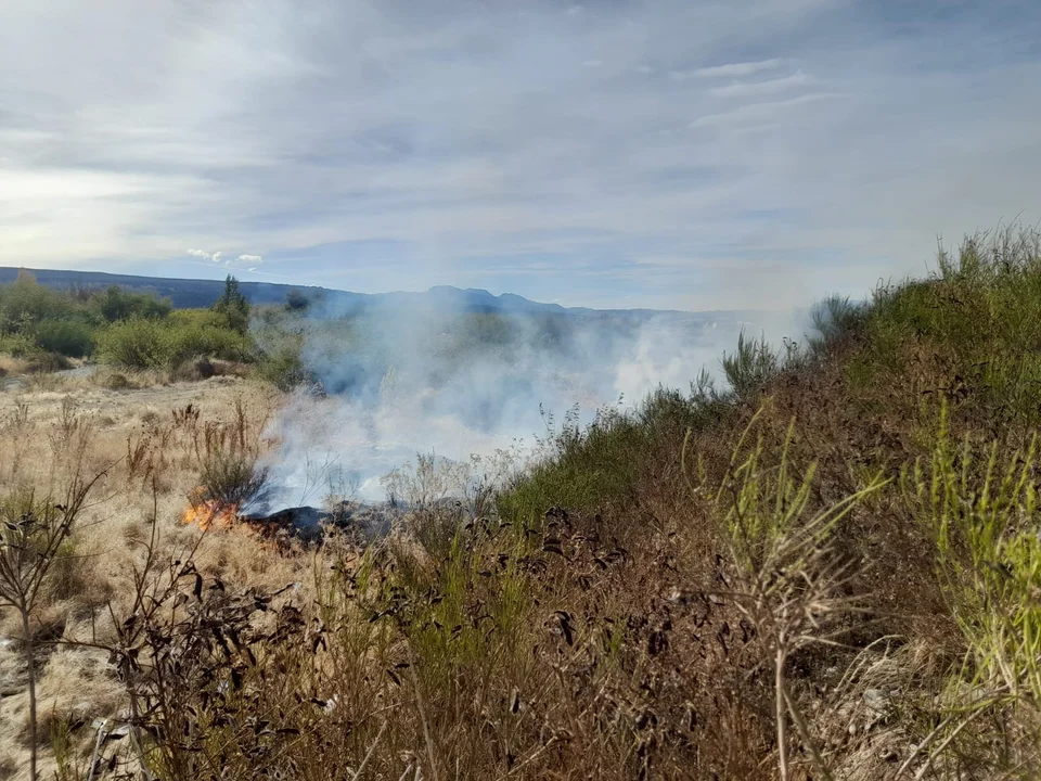 Alerta por incendio de pastizales en la costanera de Trevelin