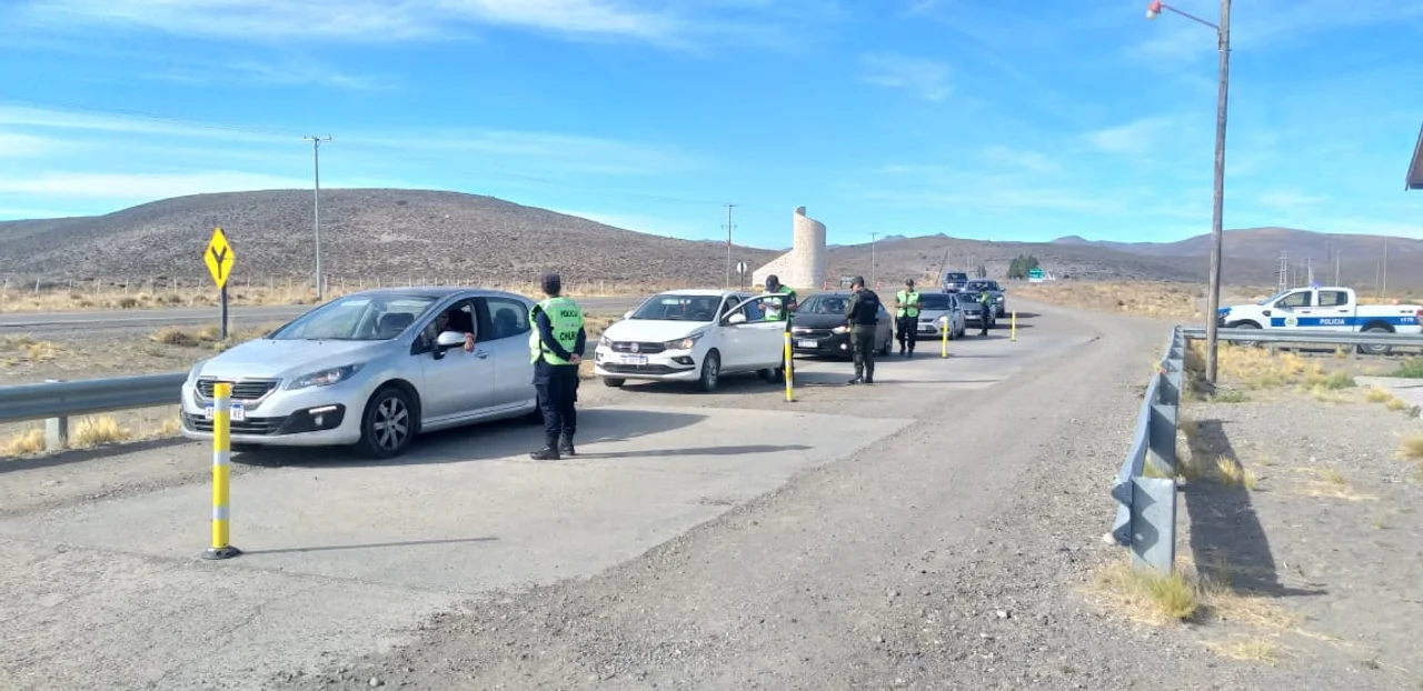 Gran afluencia de vehículos en las rutas que unen la costa y la cordillera de Chubut