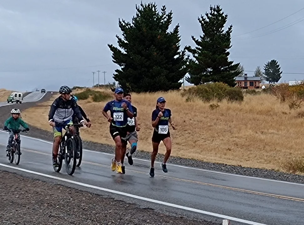 Eulalio “Coco” Muñóz y Karina Neipan ganaron el “Medio Maratón Héroes de Malvinas”