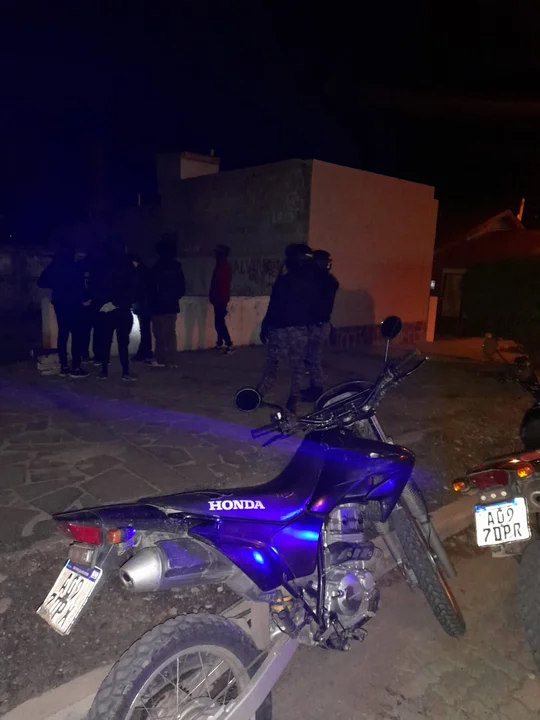 Fuera de sí prendió fuego el patio y amenazó con quemarse