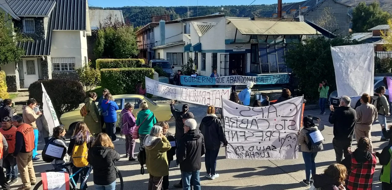 Trabajadores de salud se movilizaron en Esquel y pidieron la presencia de la ministra