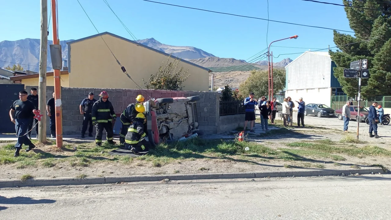 Esquel: Fuerte choque y vuelco en Avenida Holdich y Cambaceres