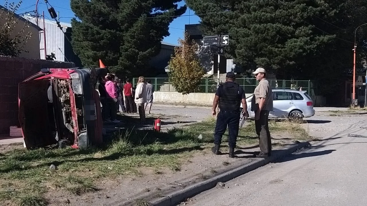 Esquel: Fuerte choque y vuelco en Avenida Holdich y Cambaceres