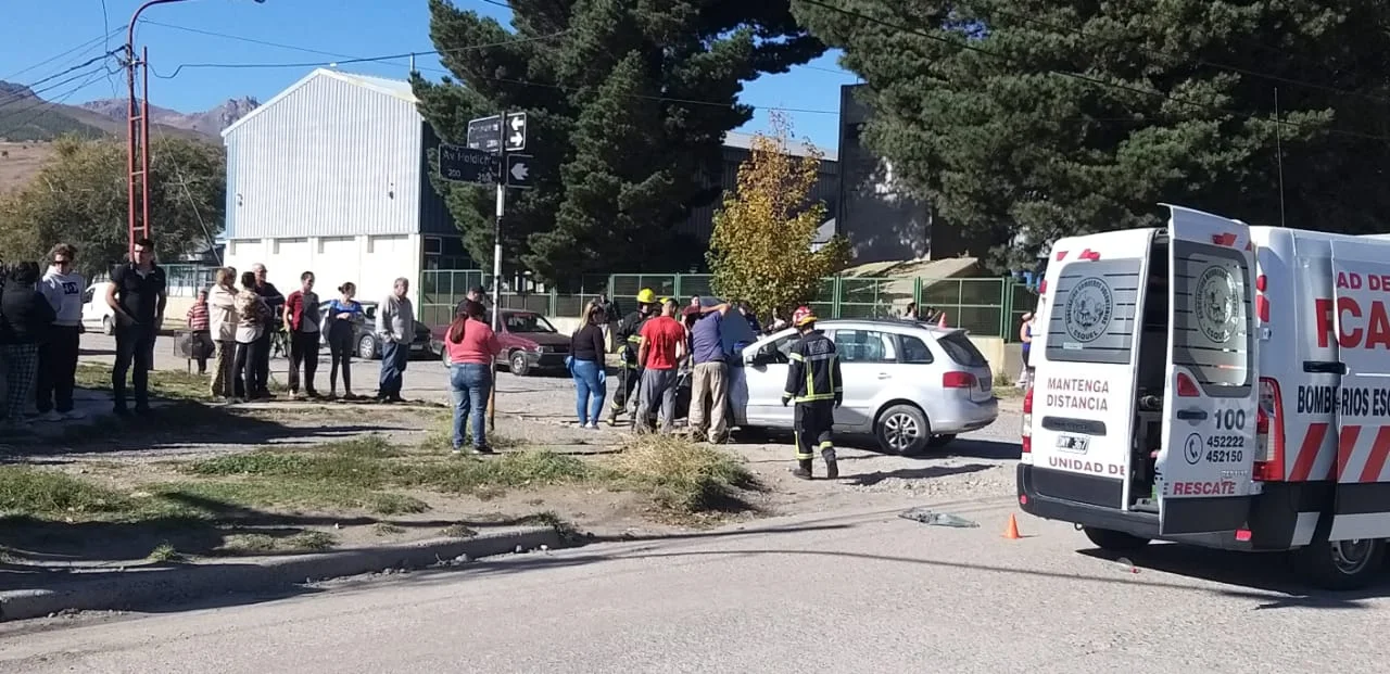 Esquel: Fuerte choque y vuelco en Avenida Holdich y Cambaceres