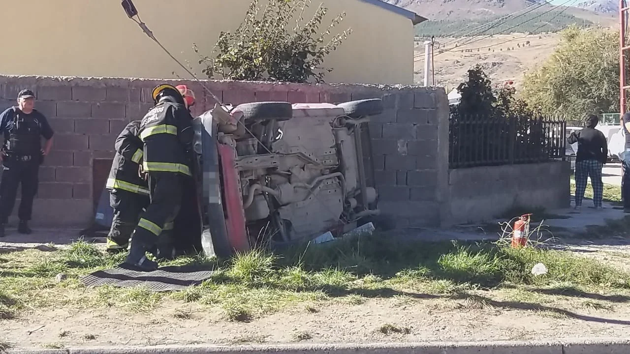 Esquel: Fuerte choque y vuelco en Avenida Holdich y Cambaceres