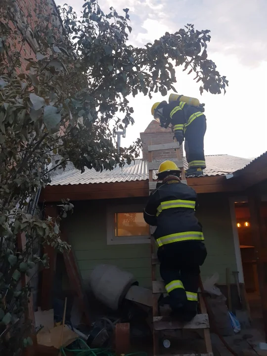 Probaba un horno de barro y generó un principio de incendio en el quincho