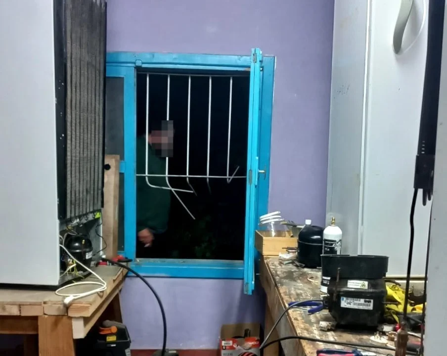 Cortaron una reja e ingresaron a robar en un comercio de Lago Puelo