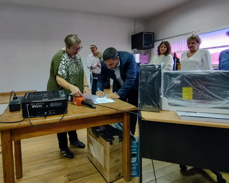 El Hospital de Esquel recibió equipos informáticos para implementar la Historia de Salud Integrada