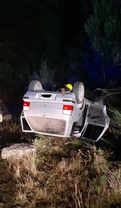 Volcó un auto en la Ruta 40 y sus ocupantes resultaron ilesos