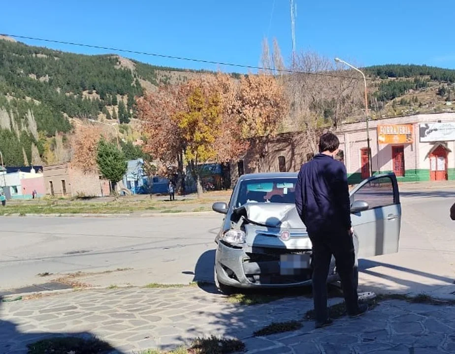 Esquel: Un joven lesionado tras fuerte choque entre dos autos