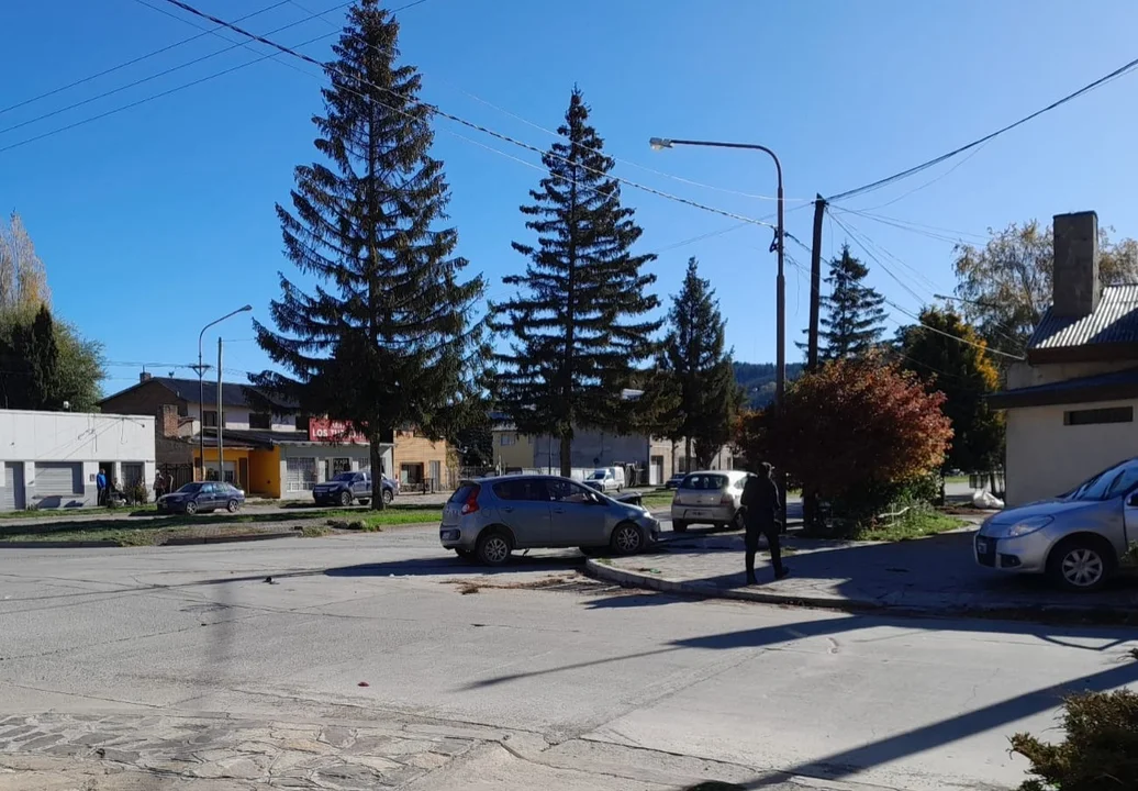Esquel: Un joven lesionado tras fuerte choque entre dos autos