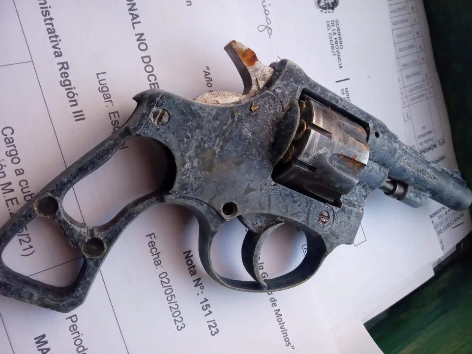 Alumnos de la Escuela 112 jugaban en el patio y encontraron un arma de fuego