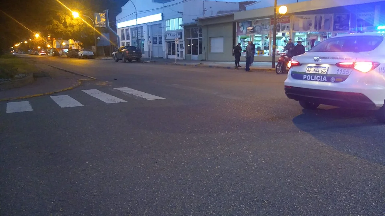 Una motociclista resultó lesionada tras choque con una camioneta