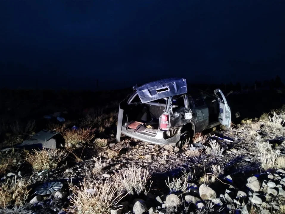 Agarró un pozo en la Ruta 40 y volcó cuando viajaba a Esquel