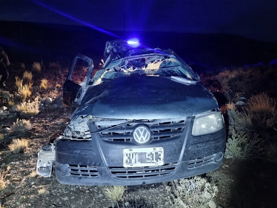 Agarró un pozo en la Ruta 40 y volcó cuando viajaba a Esquel