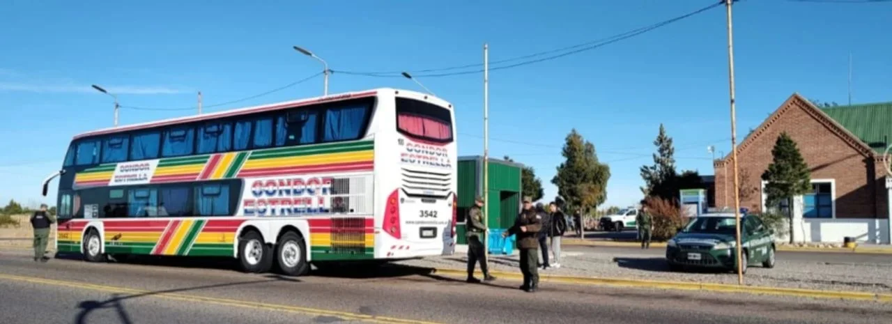 Viajaban en un colectivo con tres valijas de marihuana y cocaína hacia Comodoro
