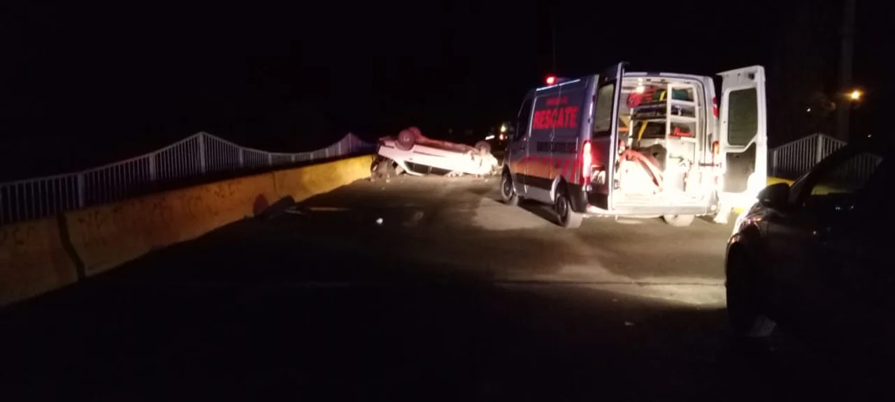 Vuelco en Esquel: Dos de los ocupantes del vehículo sufrieron lesiones graves