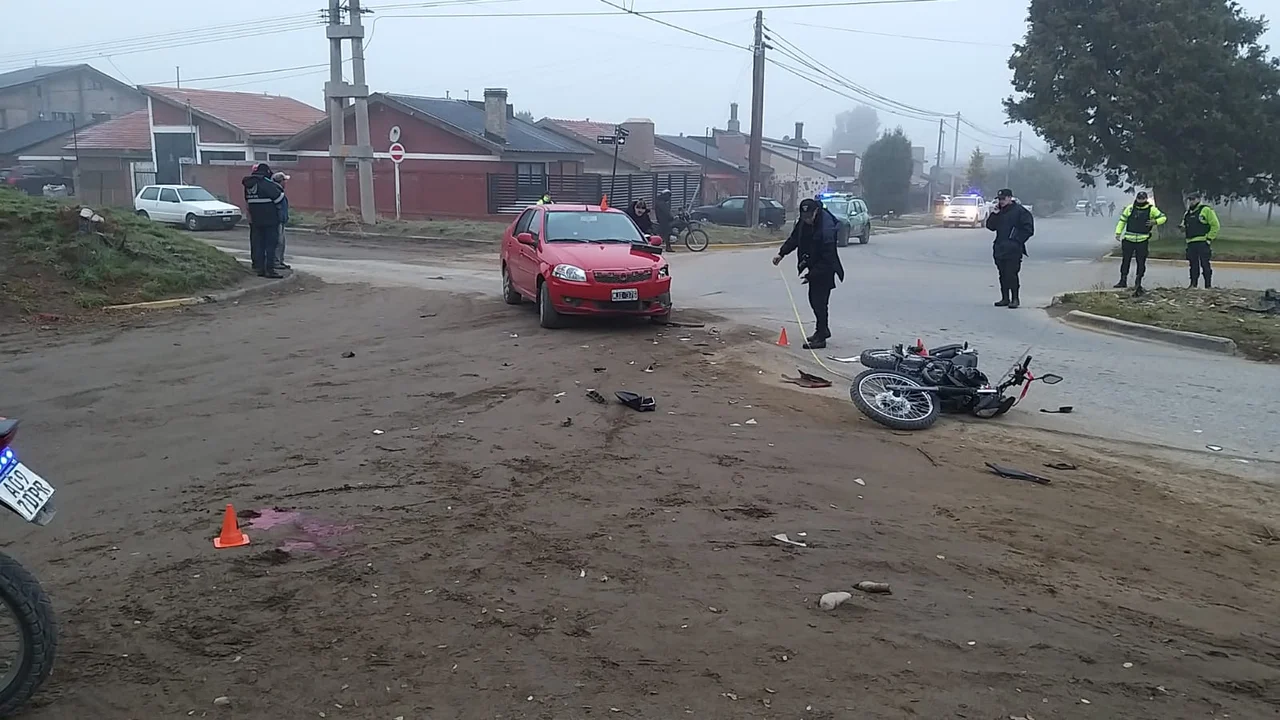 Una persona resultó herida tras choque entre un auto y una moto en Esquel