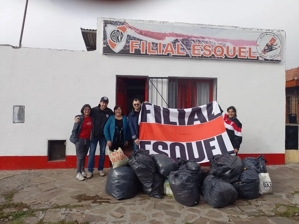 Una pasión solidaria: la Filial Esquel de River Plate donó ropa y calzado a Cerro Centinela