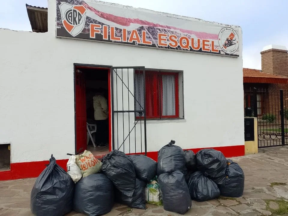Una pasión solidaria: la Filial Esquel de River Plate donó ropa y calzado a Cerro Centinela