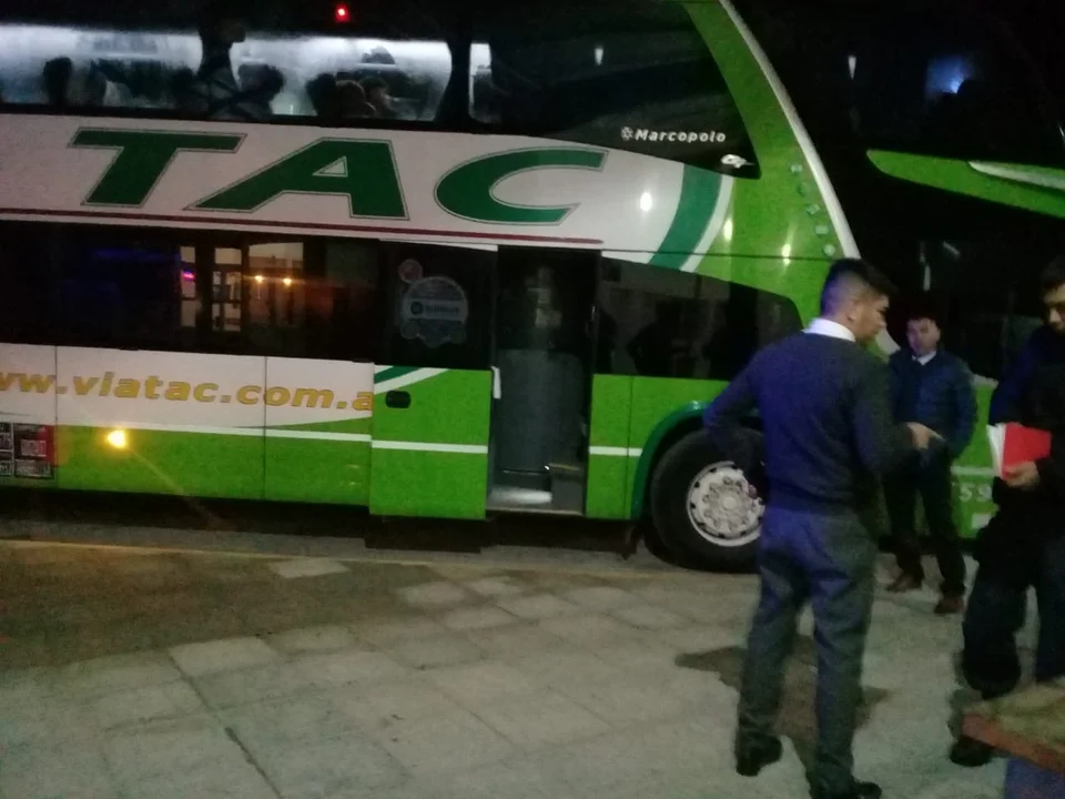 Ebrios a bordo: Dos pasajeros iban tomando alcohol en un colectivo y los bajaron en Epuyén