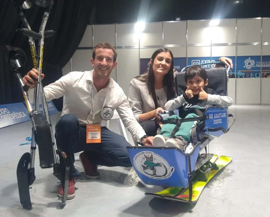 La Asociación de Esquí Adaptado de Esquel presenta el deporte de nieve en la Expo Ortopedia
